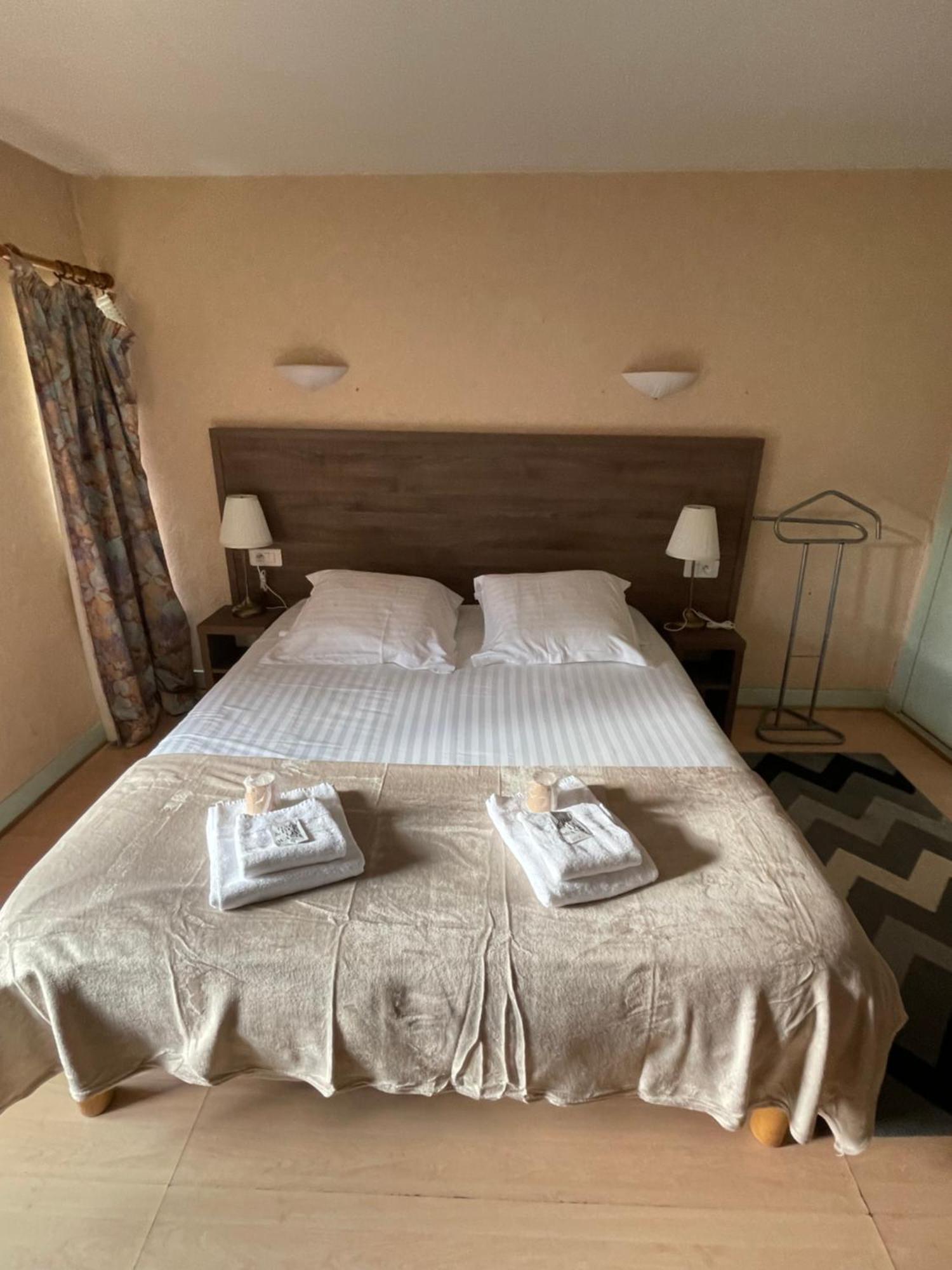 Hotel Du Commerce Semur-en-Auxois Bagian luar foto
