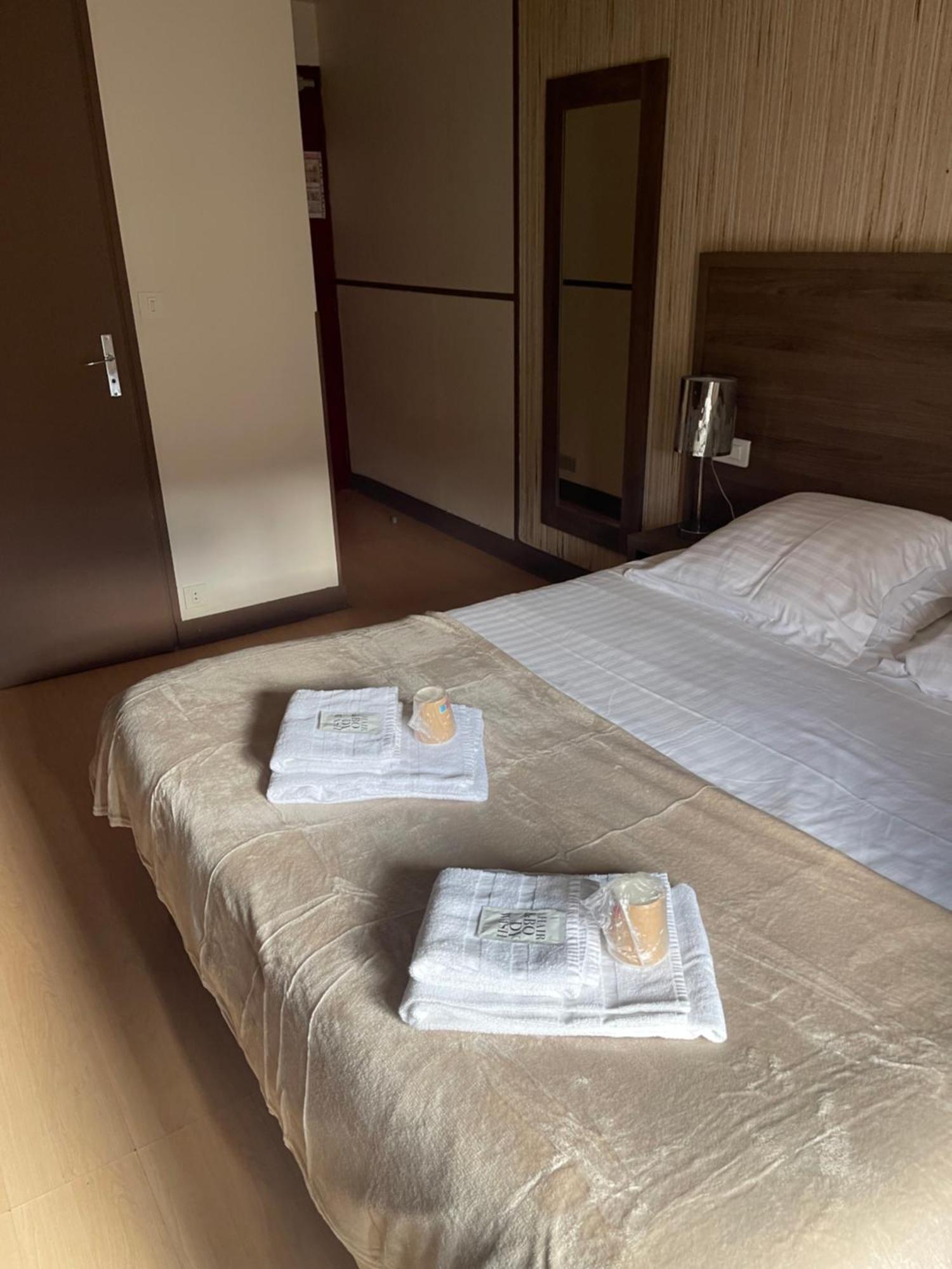 Hotel Du Commerce Semur-en-Auxois Bagian luar foto