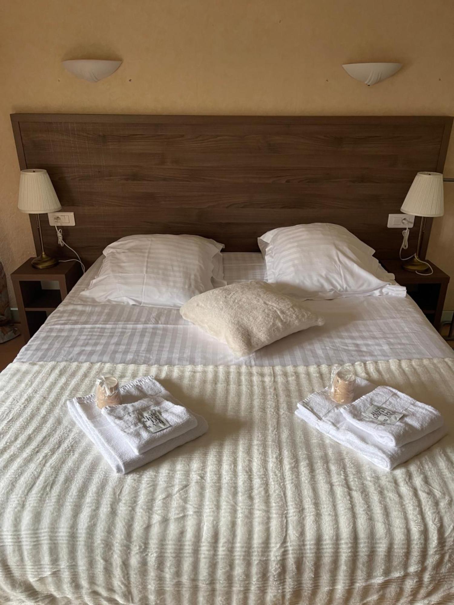Hotel Du Commerce Semur-en-Auxois Bagian luar foto