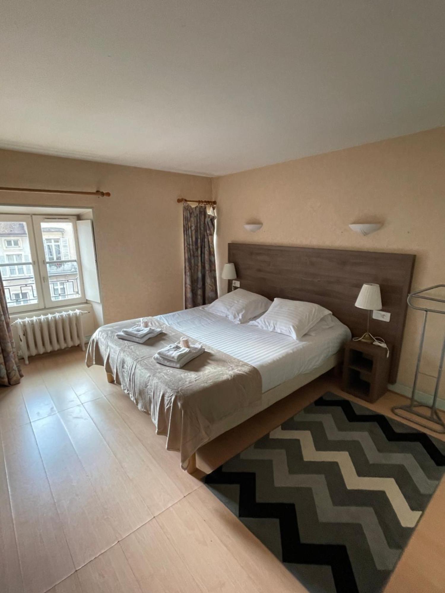 Hotel Du Commerce Semur-en-Auxois Bagian luar foto
